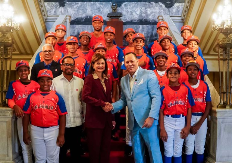 Raquel Peña comparte con niños de la Academia La Javilla y recibe dedicatoria del Torneo Nacional de Pequeñas Ligas