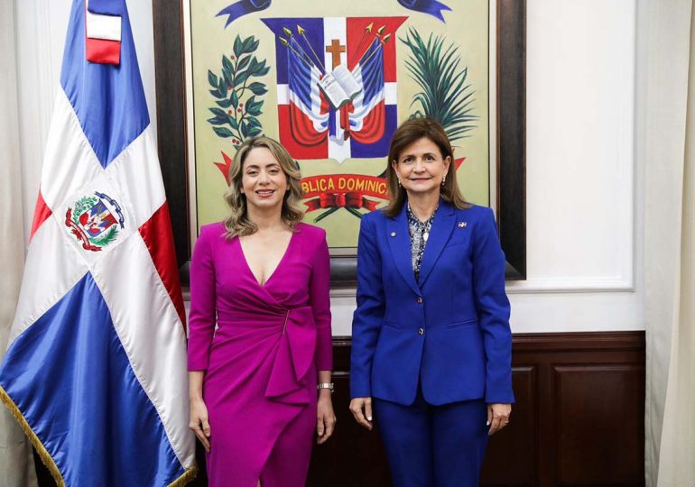Raquel Peña posesiona a Gloria Reyes en el Ministerio de la Mujer