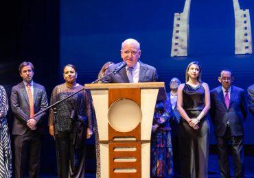 Presidente de Caribbean Cinemas, Robert Carrady, recibe el premio Carrau en el Festival de Cine Global de Santo Domingo