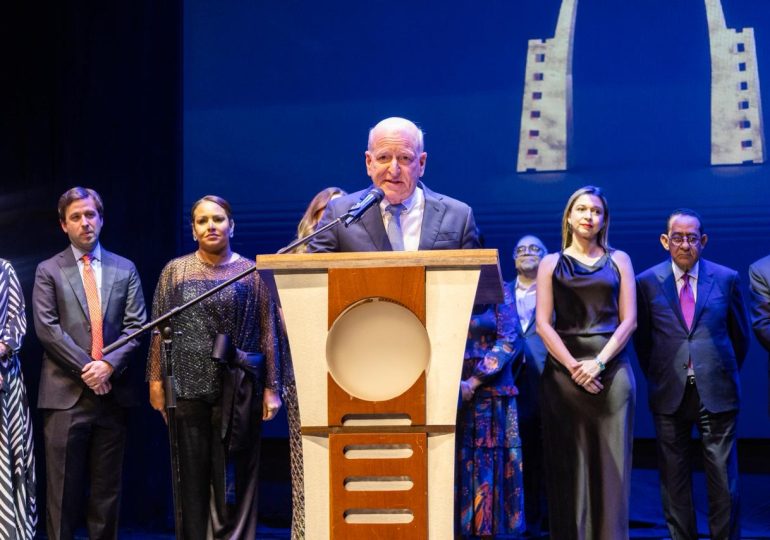 Presidente de Caribbean Cinemas, Robert Carrady, recibe el premio Carrau en el Festival de Cine Global de Santo Domingo