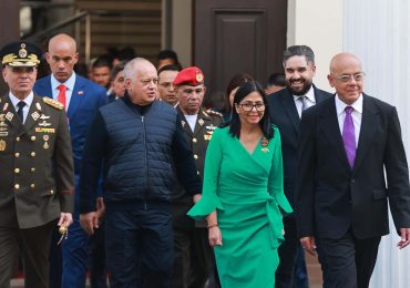 Rodríguez decreta siete días de duelo en honor a "jóvenes mártires" que defendieron a Maduro