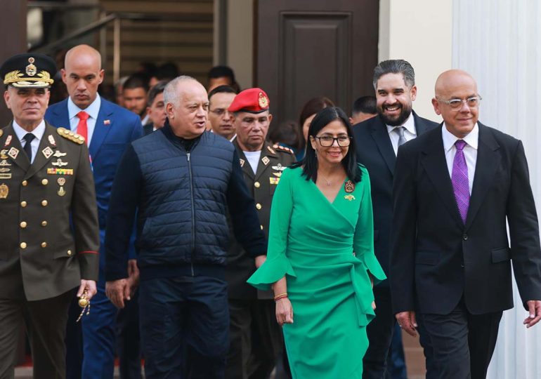 Rodríguez decreta siete días de duelo en honor a "jóvenes mártires" que defendieron a Maduro