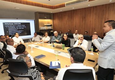 Titular del Servicio Nacional de Salud se reúne con directores de la sede central y regionales para presentar metas de salud 2026