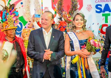 Stefany Guzmán es coronada Reina del Carnaval de Santiago 2026