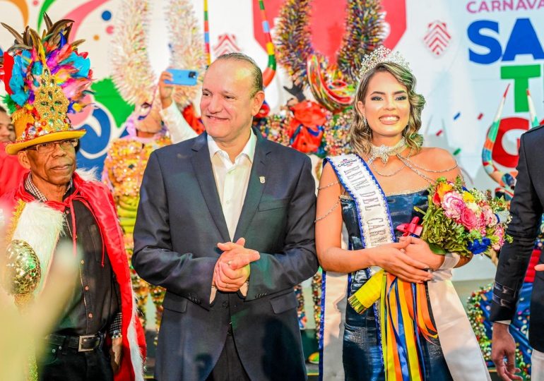 Stefany Guzmán es coronada Reina del Carnaval de Santiago 2026