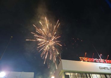 Video | Tradición, alegría y fuegos artificiales iluminan el desfile de Reyes Magos del Cuerpo de Bomberos del DN