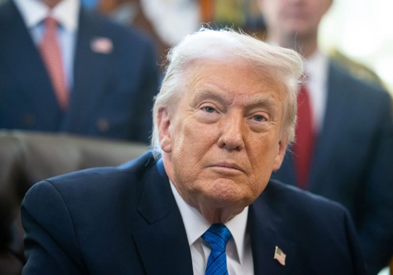 Trump advierte que la flota que se dirige a Irán es "incluso mayor" que la de Venezuela