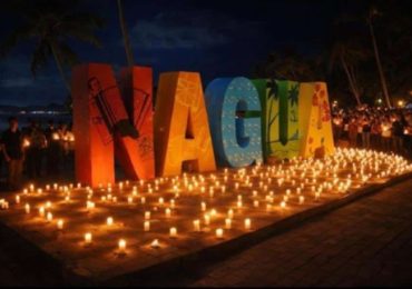 Video | Alcalde de Nagua se une a encendido de velas y exige justicia por jóvenes asesinados en Santiago