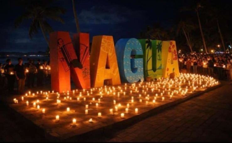 Video | Alcalde de Nagua se une a encendido de velas y exige justicia por jóvenes asesinados en Santiago