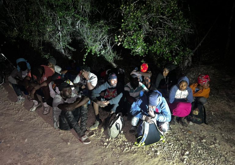 Ejército detiene a conductor con indocumentados y arresta a otros 17 nacionales haitianos en una zona boscosa de Montecristi