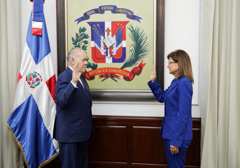 Raquel Peña juramenta a Pedro Urrutia como nuevo director de la DGII