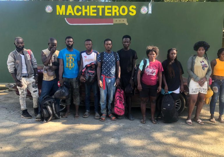 Video: Ejército detiene a doce nacionales haitianos en condición migratoria irregular en Valverde