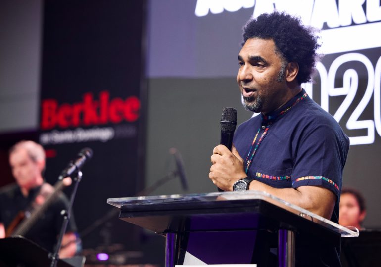 El maestro Javier Vargas recibe el Berklee Alumni Achievement Award; se convierte en el segundo dominicano en obtener este reconocimiento