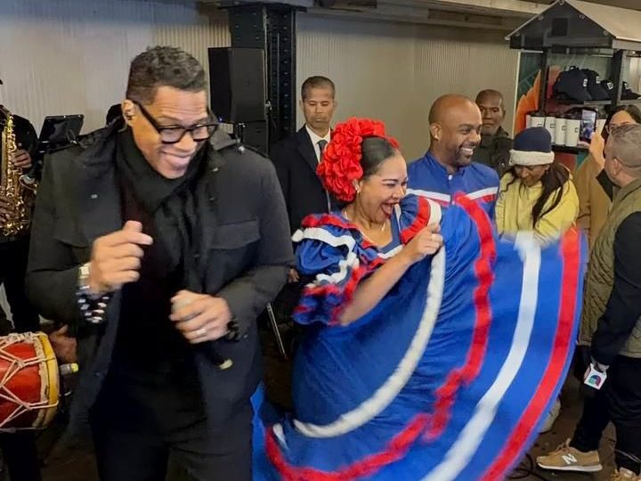 Al ritmo de Jandy Ventura, el merengue dominicano pone a bailar el Subway de Nueva York