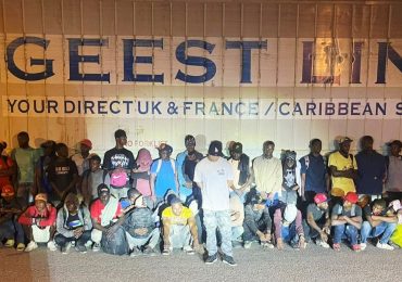 Video | Ejército detiene camionero que ocultaba 52 haitianos indocumentados dentro de un furgón en Mao