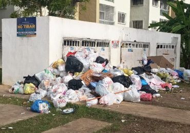 Moradores deploran que Ciudad Juan Bosch esté sumergida en basura y vertederos improvisados
