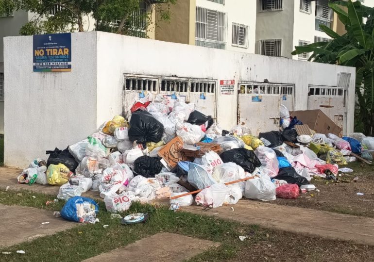 Video | Moradores deploran que Ciudad Juan Bosch esté sumergida en basura y vertederos improvisados