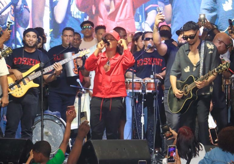 Ayuntamiento de Los Alcarrizos reconoce a Dalvin La Melodía en histórica fiesta popular que abarrotó el Parque de La Toronja