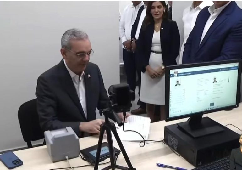 El presidente Abinader asiste a prueba oficial de impresión del nuevo pasaporte dominicano
