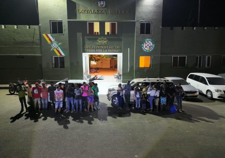 Video: Ejército intercepta dos vehículos con 29 haitianos en condición migratoria irregular en Dajabón