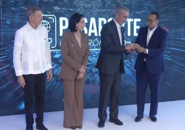 Presidente Abinader recibe el primer pasaporte electrónico "ordinario" dominicano