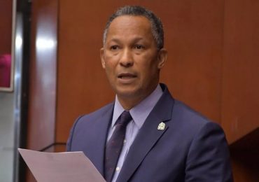 Dionis Sánchez advierte que ganado suelto y deterioro vial amenazan inversión estatal en Pedernales