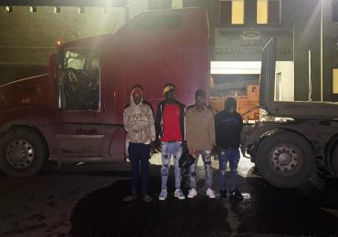 Ejército detiene a ciudadano dominicano que transportaba haitianos indocumentados ocultos en patana en Dajabón