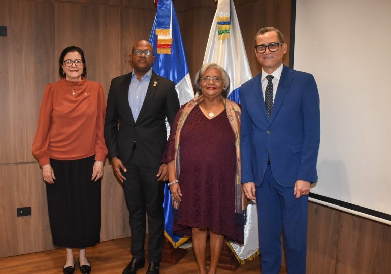 CNSS juramenta presidente del Colegio Médico Dominicano