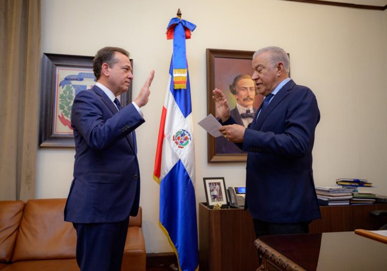 Ministro Andrés Bautista juramenta a Ito Bisonó al frente del Ministerio de Vivienda