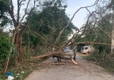 Comunitarios paralizan tramo carretero Fantino–Villa La Mata en protesta por deterioro de la vía