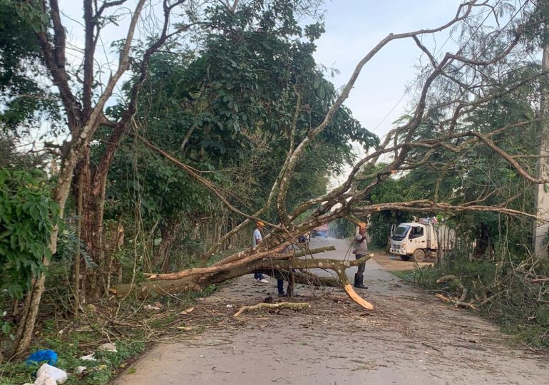Comunitarios paralizan tramo carretero Fantino–Villa La Mata en protesta por deterioro de la vía