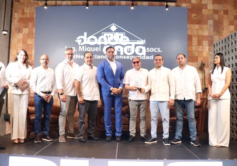 Los Plus RD realizan panel con Nelson Cruz, reconocen a Yasser González e invitan a Luis Arraez