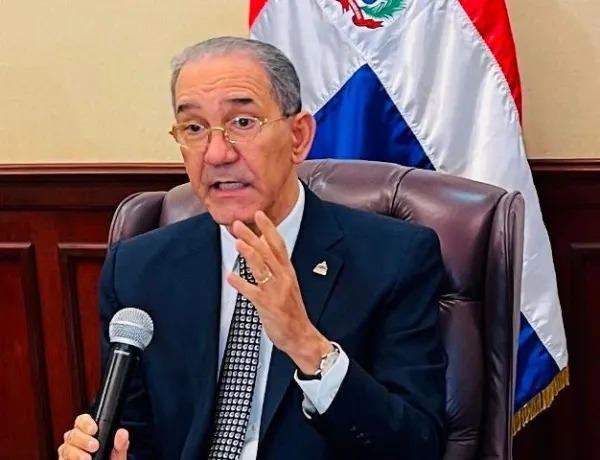 Franklin García revela que cerca del 20 % de becarios del MESCYT permanece de forma irregular en el extranjero