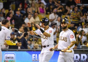 Águilas continúan en la pelea por la clasificación tras vencer a los Gigantes