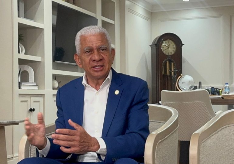 Ricardo de los Santos defiende a Abinader, resalta crecimiento económico y transparencia y rechaza pronunciamientos de Danilo Medina