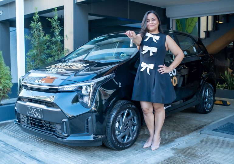 Priority Courier entrega automóvil a ganadora de su Sorteo Dorado 2025