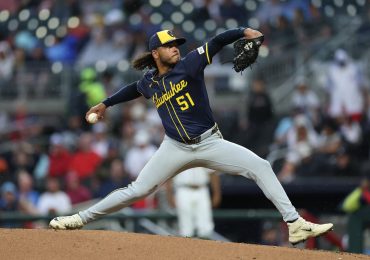 El dominicano Freddy Peralta es cambiado a los Mets de Nueva York