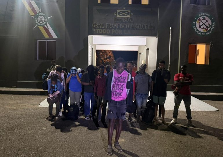 Ejército detiene a presunto traficante de indocumentados y a 21 haitianos irregulares en Dajabón