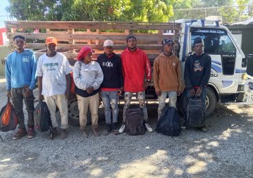 Video: Ejército detiene a siete haitianos indocumentados en la parte trasera de un camión en Navarrete