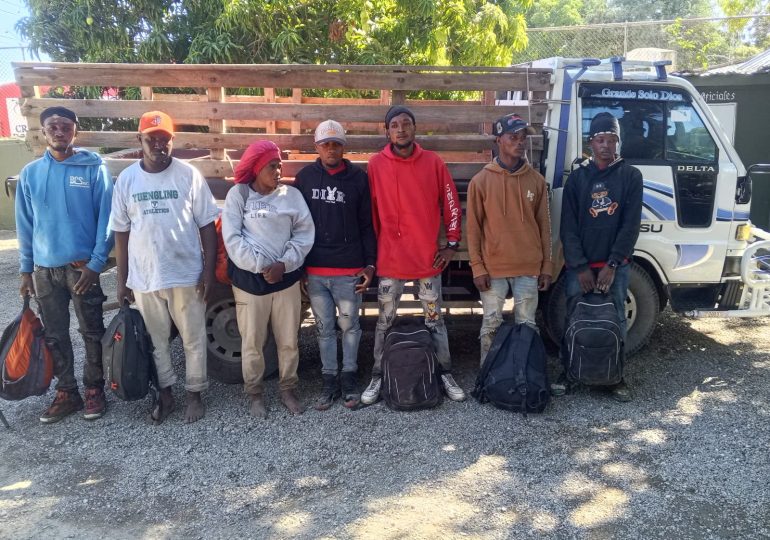 Video: Ejército detiene a siete haitianos indocumentados en la parte trasera de un camión en Navarrete