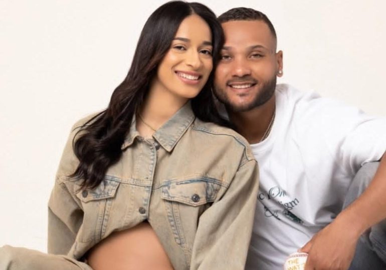 Pelotero Ricardo Céspedes y volibolista Samaret Caraballo anuncian tendrán un hijo