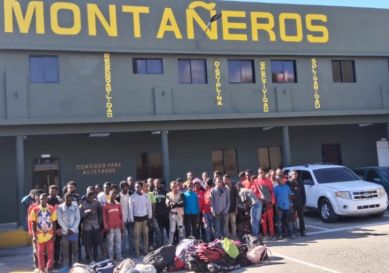 Video | Ejército detiene 50 haitianos indocumentados en diferentes comunidades de San Juan de la Maguana