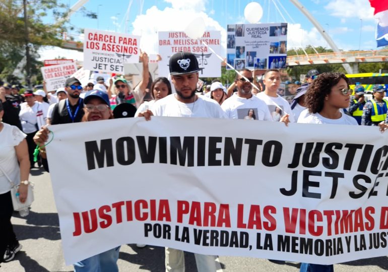Video | Familiares de las víctimas del Jet Set marchan al Palacio Nacional exigiendo justicia por fallecidos