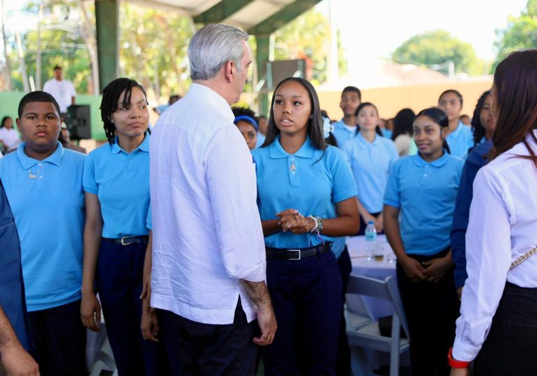 Abinader exhorta a jóvenes de Dajabón a prepararse para el futuro y garantiza seguimiento a demandas escolares