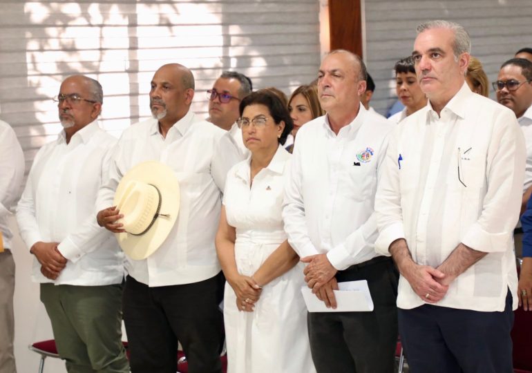 Abinader anuncia entrega de 400 becas para estudiantes de la Extensión Dajabón del Instituto de Estudios Especializados Superiores Loyola