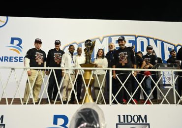 Banreservas entrega copa a los Leones del Escogido, campeones de la Serie Final de LIDOM 25-26