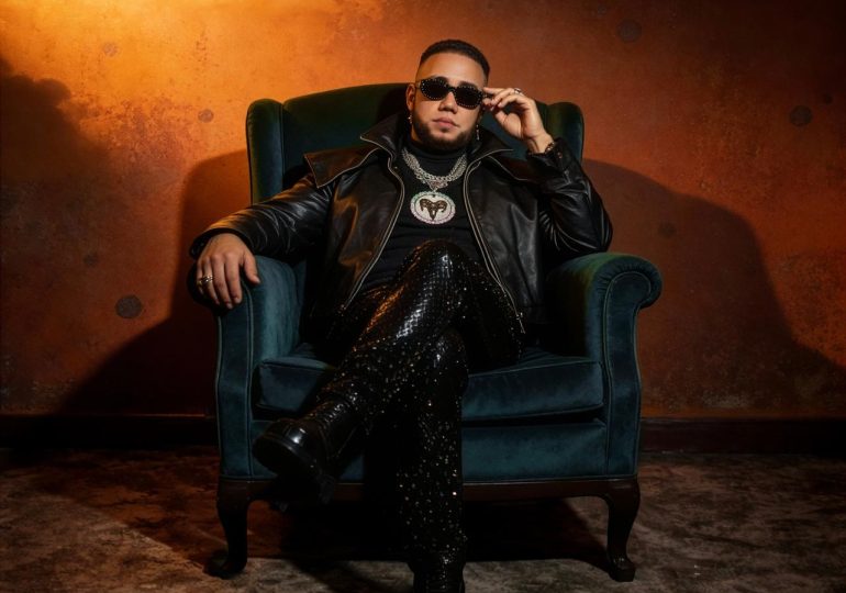 Elvis Martínez, fiel a su esencia, presenta su más reciente sencillo “Ni Loco”