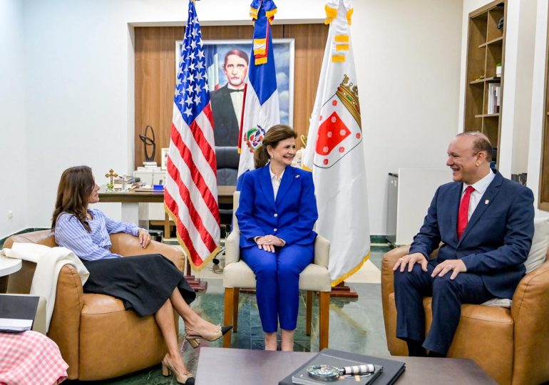 Alcalde Ulises Rodríguez recibe visita oficial de la embajadora de Estados Unidos y la vicepresidenta Raquel Peña