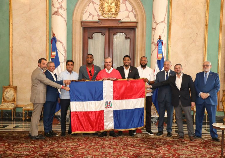 Presidente Abinader entrega la bandera dominicana a los Leones del Escogido para la Serie del Caribe 2026