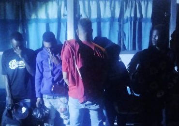 Ejército presenta al Ministerio Público a conductor de minibús que transportaba haitianos indocumentados en Montecristi